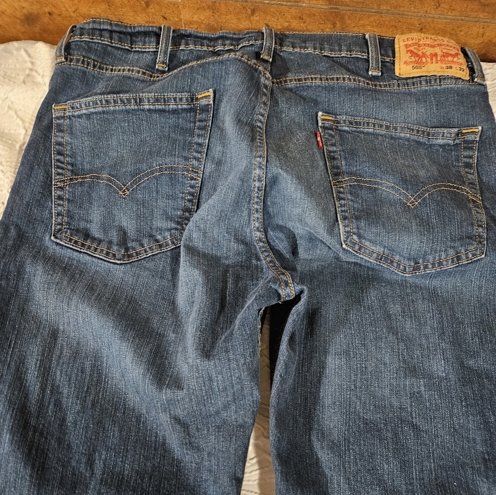 Levi's 505 Straight Leg Men's Jeans in Medium Blue Denim Size 38X32 - Picture 3 of 9